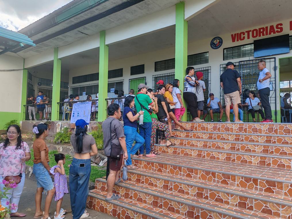 VICTORIASANONS GATHER AT VOTING PRECINCTS TO CAST THEIR VOTES FOR MAY 12 ELECTIONS